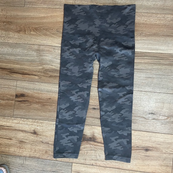 Spanx Look At Me Now Seamless shaping activewear Leggings in Black/Charcoal Camo - Picture 4 of 10